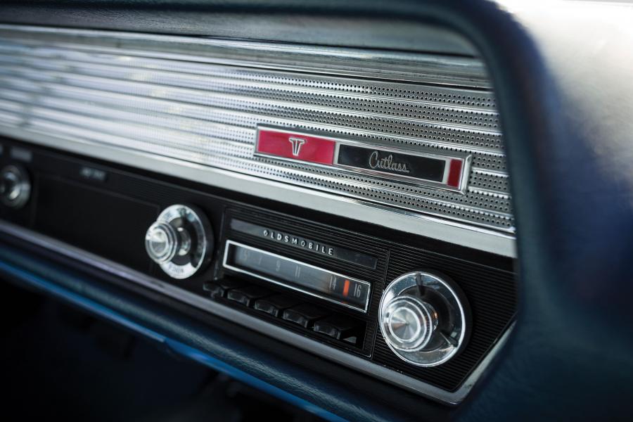 Детали интерьера Oldsmobile F-85 Cutlass 442 Holiday Coupe (3237) 1964 года  (фото 14 из 14)